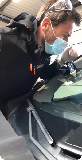 Dépose d’un pare-brise par un technicien