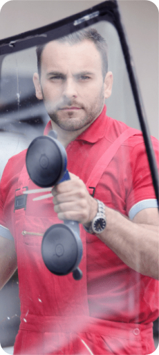 Technicien tenant une ventouse de pose de pare-brise