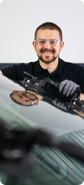 Technicien réparant un impact sur un pare-brise